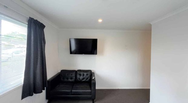 Modern Studio living - Photo 1