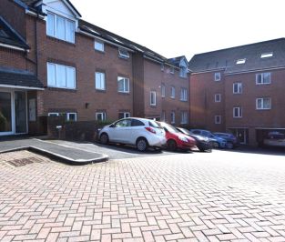 2 bedroom Flat in Flat 28, Leeds - Photo 2