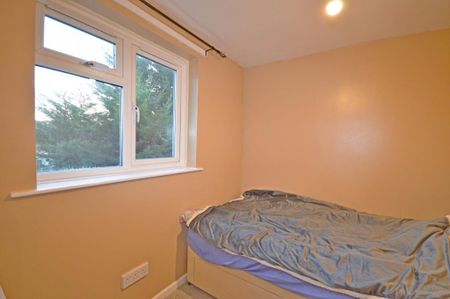 4 bedroom end of terrace house to rent - Photo 4