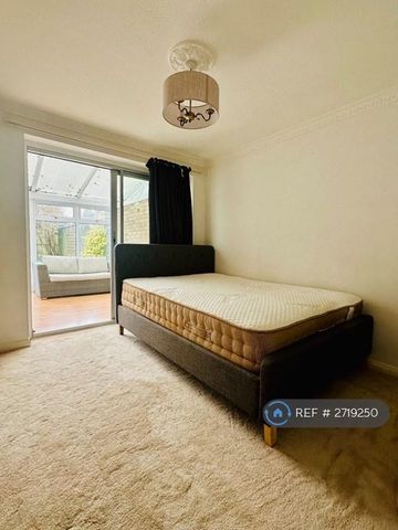 1 bedroom in a house share to rent - Photo 2