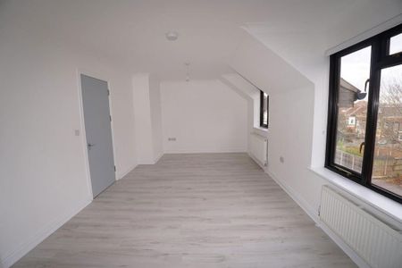 3 bedroom flat to rent - Photo 4