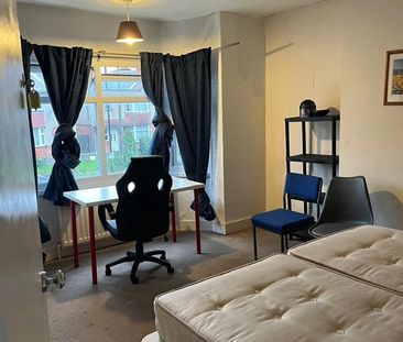 Room in a Shared House, Burgess Road, SO16 - Photo 4