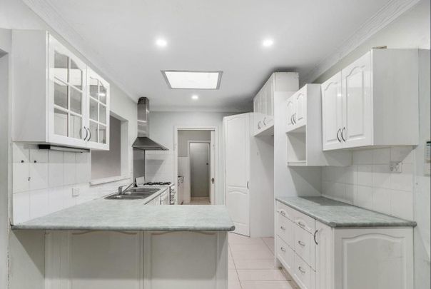 Comfort, Convenience & Space in Blackburn North! - Photo 1