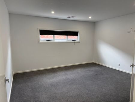 Three Bedroom House - Photo 2