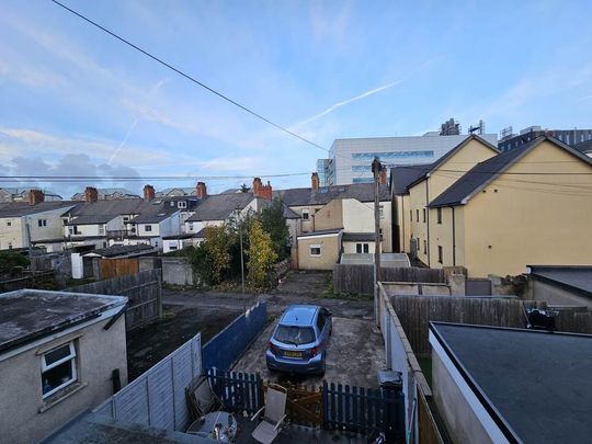 1 bedroom in a house share to rent - Photo 1