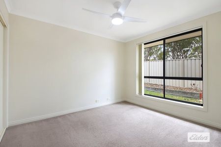 Spacious Townhouse in a Peaceful Cul-de-Sac - Photo 2