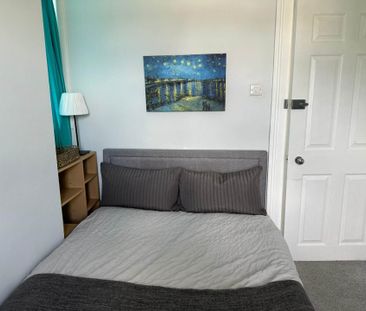 Room 3: Flat 4, 30 Stoke Road, Guildford, GU1 4HR - Photo 1