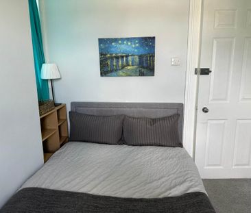 Room 3: Flat 4, 30 Stoke Road, Guildford, GU1 4HR - Photo 2