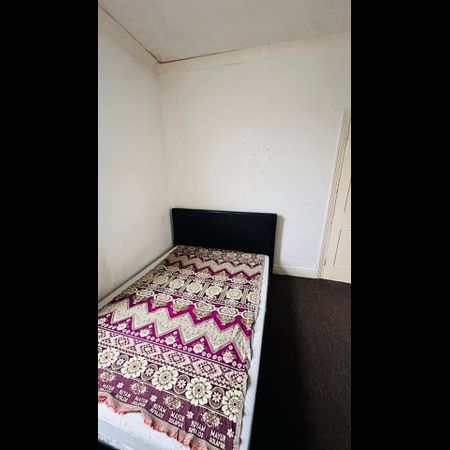 3 Bed Terraced House, Birchdale Road, E7 - Photo 3