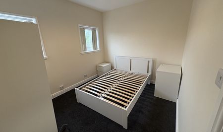 Spacious Four-Bedroom Student House with Generous Garden & Excellent Transport Links - Now Open To Groups Of 3 - Photo 5