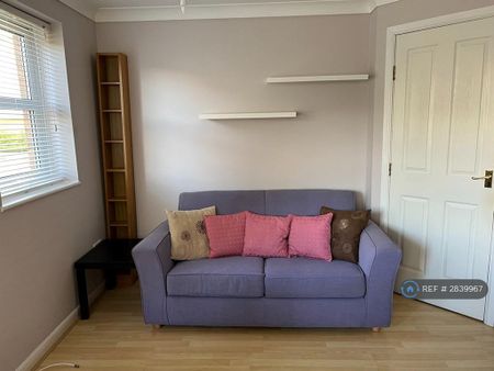 2 bedroom flat to rent - Photo 2