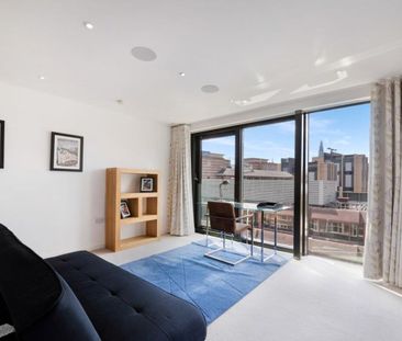 Beautifully presented 3 bedroom duplex penthouse to rent in Sterling Mansions, Aldgate E1. - Photo 2