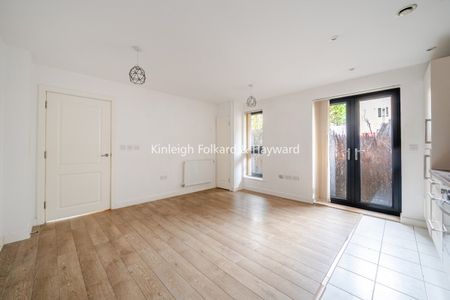 Garratt Lane, Tooting, London, SW17 - Photo 3