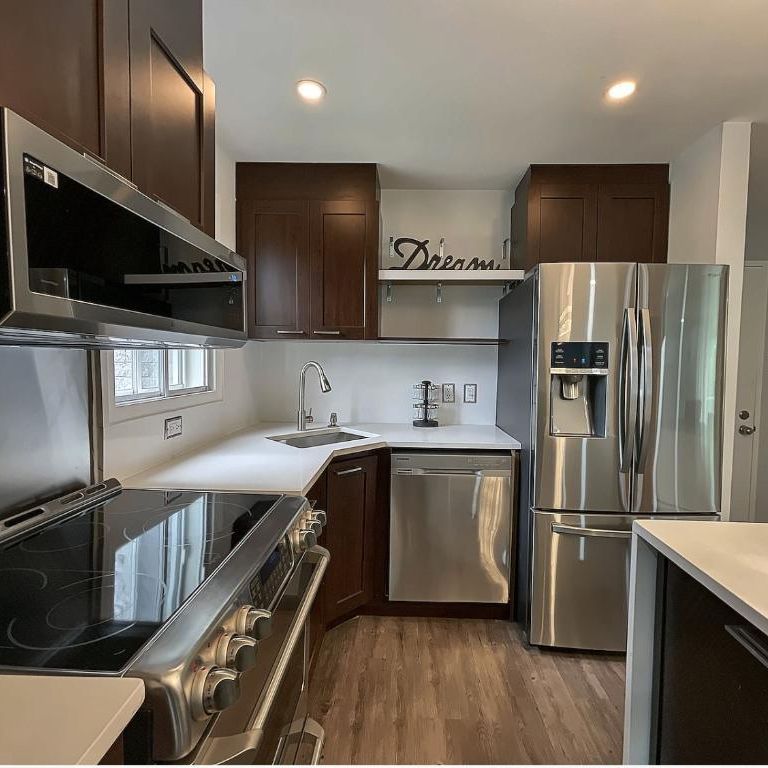 CONDO COMPLÈTEMENT MEUBLÉ ET RÉNOVÉ À LOUER - Photo 1