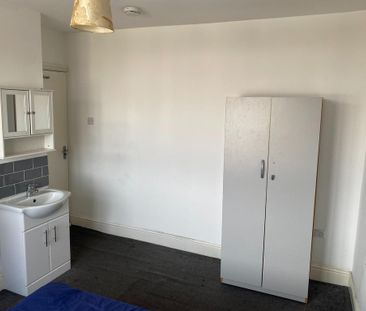 1 bedroom in a house share to rent - Photo 3