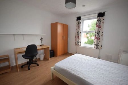 To Rent Bingham Road, Winton, Bournemouth, BH9 £2,600 pcm Tenancy Info - Photo 5