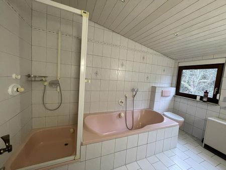 Wohnen mit Weitblick – 3-4-Zi.-Dachgeschosswohnung mit Loggia! - Photo 3