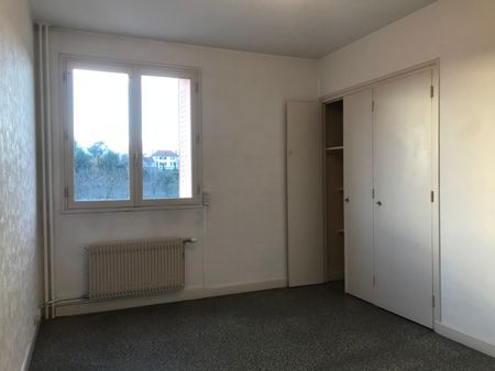 Location Appartement 3 pièces 62m² RIORGES 42153 - Photo 3