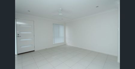 Beautiful Modern 3-Bedroom Townhouse with Ducted A/C - Photo 2