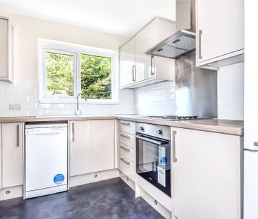 2 bedroom Flat in Horseshoe Crescent, Camberley - Photo 6