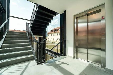 Nový atraktivní atypický prostorný východně orientovaný byt 1+kk, 48 m - Photo 2