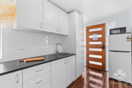 Newly Renovated Furnished Studio Apartment Includes Power & NBN - Photo 5