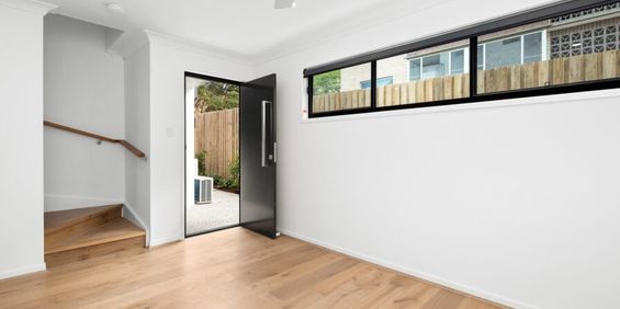 Three-storey Townhouse, Two Garage Spaces, Great Location - Photo 3