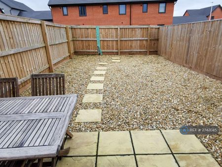 2 bedroom semi-detached house to rent - Photo 5