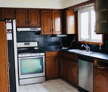 For Lease - 121 Harmonia Crescent, Vaughan, Ontario - Photo 2