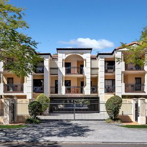 Spacious 1-Bed Unit - Photo 2