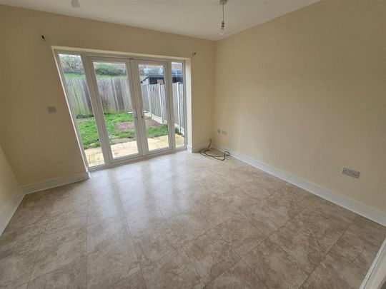 3 bedroom semi-detached house to rent - Photo 1