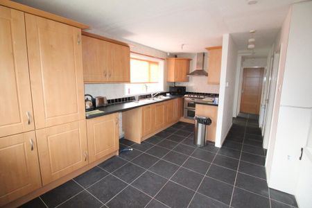 2 bedroom semi-detached bungalow to rent - Photo 4
