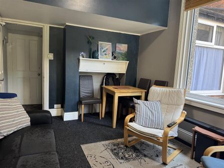 1 bedroom in a house share to rent - Photo 2