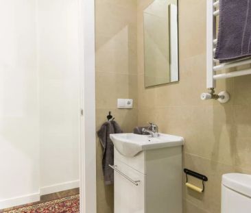 Room in a shared 7-bedroom apartment for rent in Argüelles, couples allowed. - Photo 2