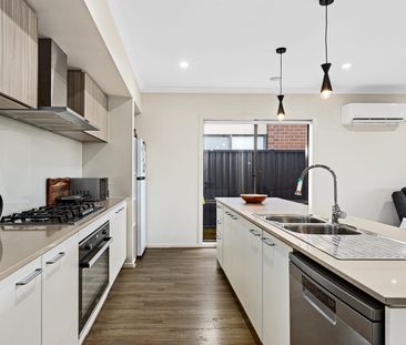 MODERN & SPACIOUS FAMILY HOME - Photo 5