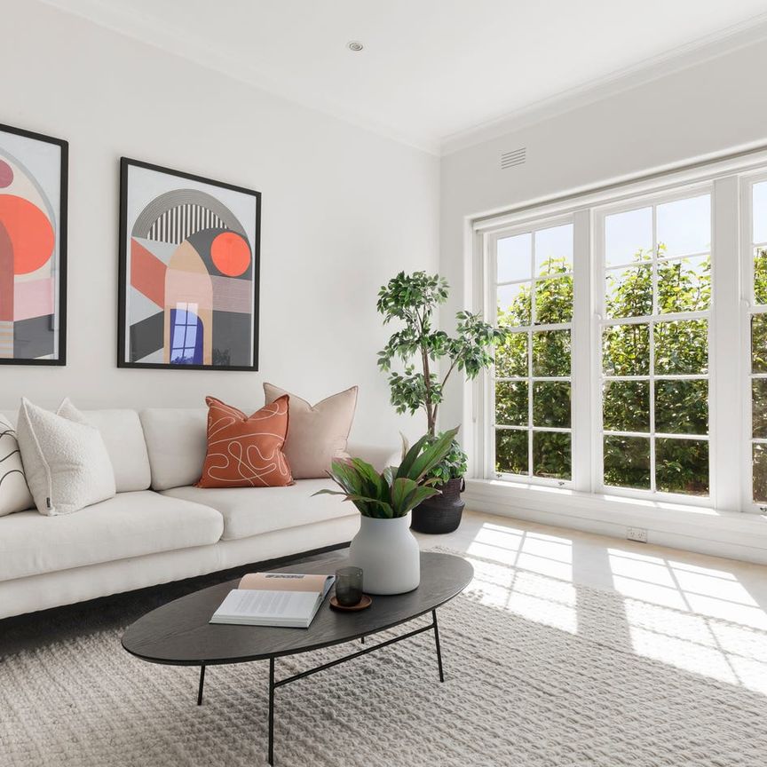 1 Bedroom Art Deco Apartment In The Village - Photo 1