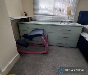 1 bedroom in a flat share to rent - Photo 3