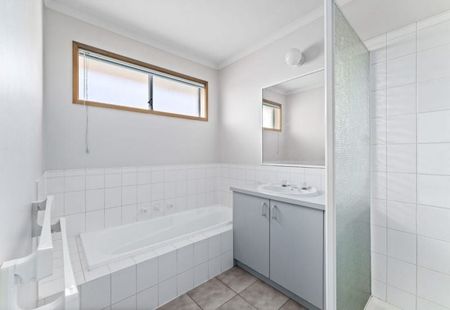 Spacious home in quiet and convenient location - Photo 2