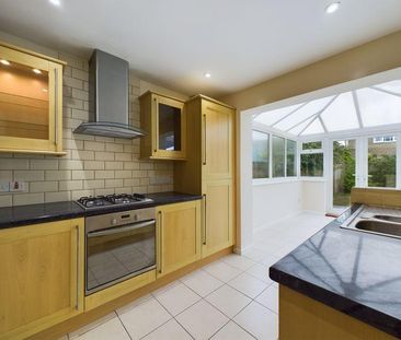 3 bedroom semi-detached house to rent - Photo 6
