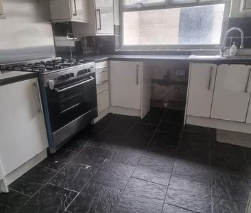 4 bedroom terraced house to rent - Photo 6