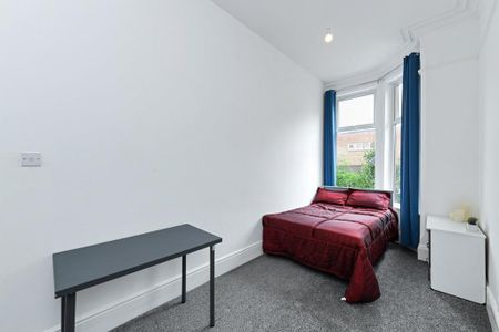 4 bedroom flat to rent - Photo 2