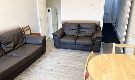 Spacious 5-Bedroom Home with 2 Bathrooms in Central Sheffield - Photo 2