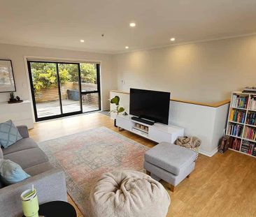 AVAILABLE NOW, sunny, warm, 3 bed modern living - Photo 5