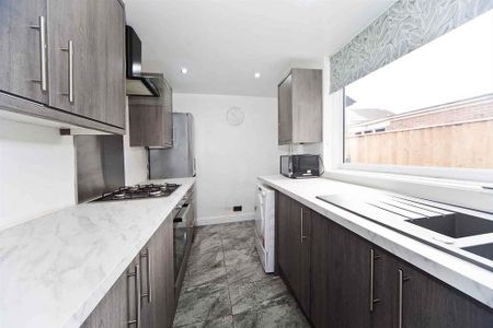 3 bedroom terraced house to rent - Photo 4