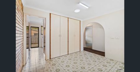 SPACIOUS TWO BEDROOM GROUND FLOOR UNIT - GREAT LOCATION! - Photo 2