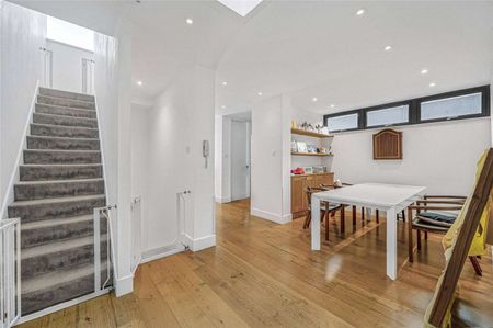 Contemporary 5 bedroom detached house situated in a quiet and exclusive cul-de-sac adjacent to Golders Hill Park - Photo 3