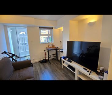 1 Bed Flat, Kirkstall Lane, LS5 - Photo 1