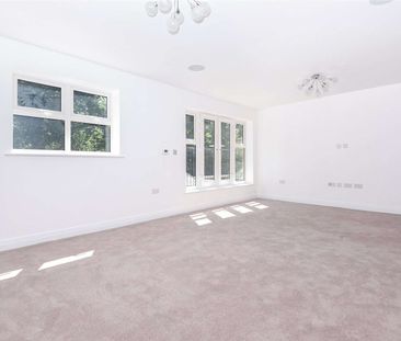 Four bedroom town house opposite Windsor Great Park in Englefield G... - Photo 2