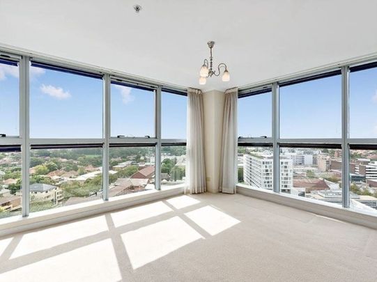 Contemporary skyhome with phenomenal panoramic views - Photo 1