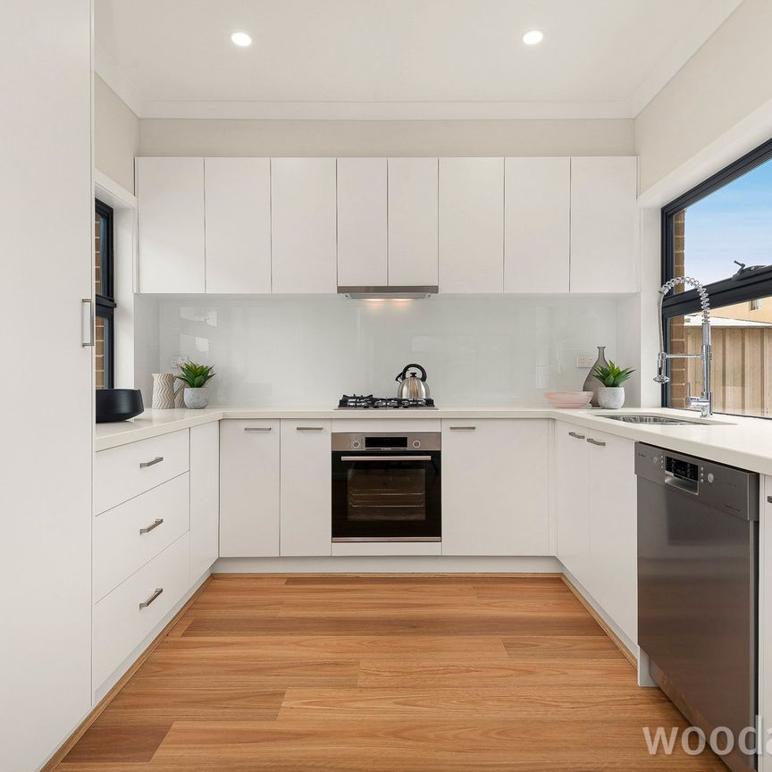 MODERN LIGHT-FILLED TOWNHOUSE NEAR HUNTINGDALE STATION! - Photo 1
